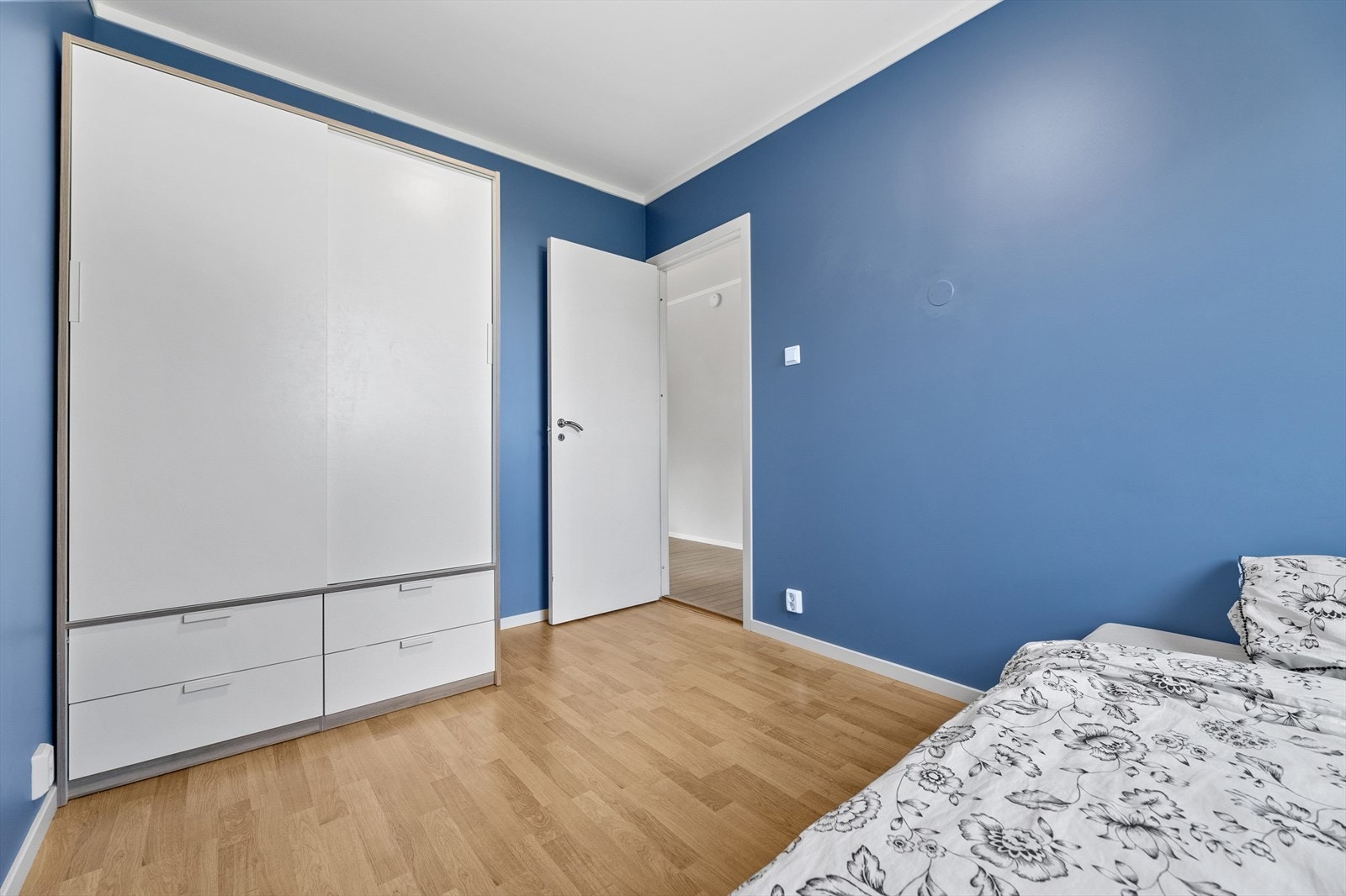 Her er det også plass til garderobeksap. Galleribilde