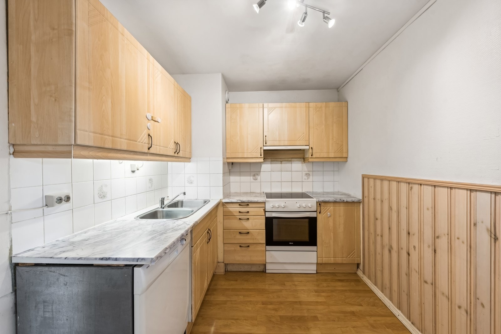 Eldre kjøkken med god skap- og benkeplass. Galleribilde