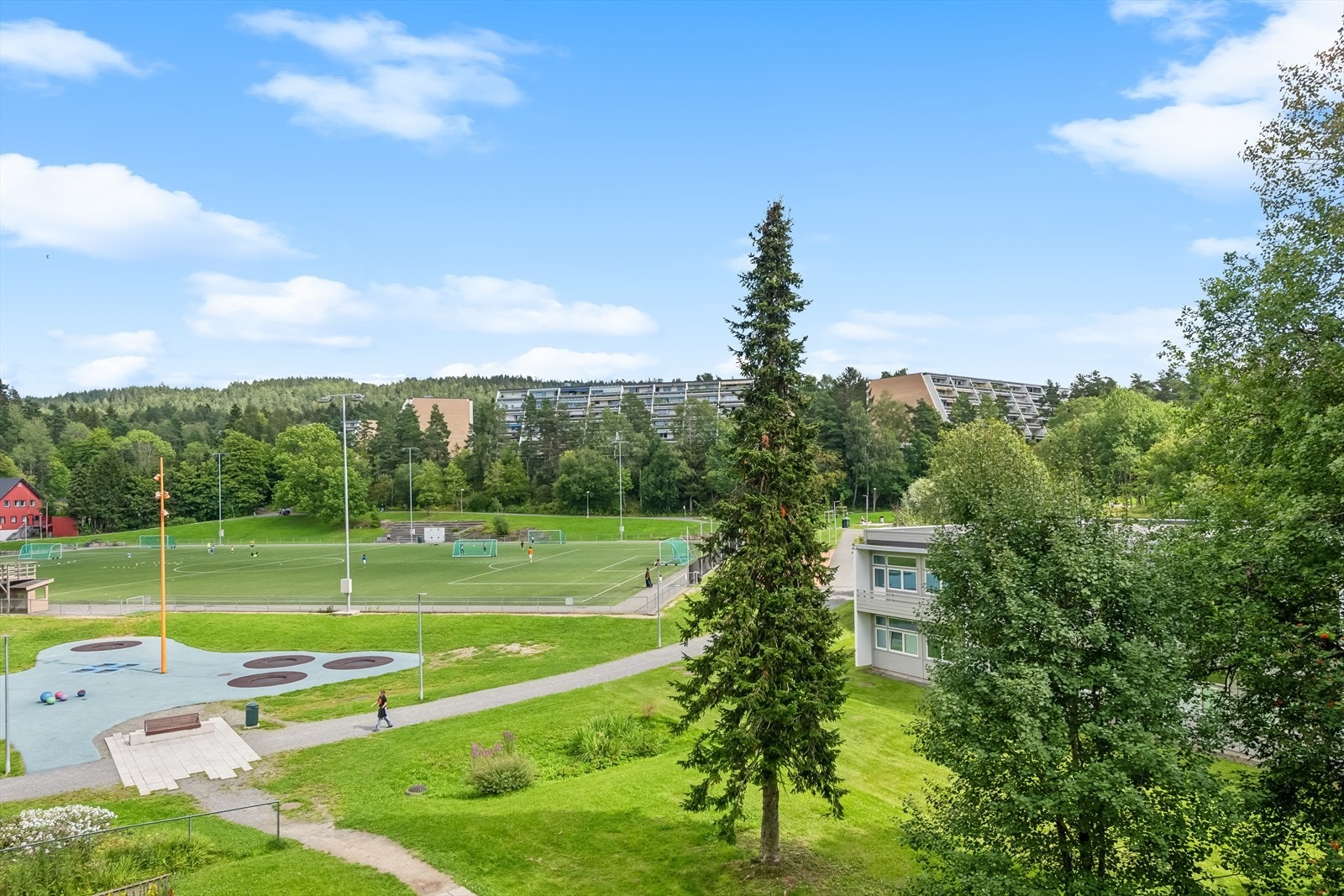 Her bor du med umiddelbar nærhet til bydelens tilbud og fasiliteter, god tilgang til offentlig kommunikasjon, idrettsanlegg og turmuligheter i marka m.v. Galleribilde