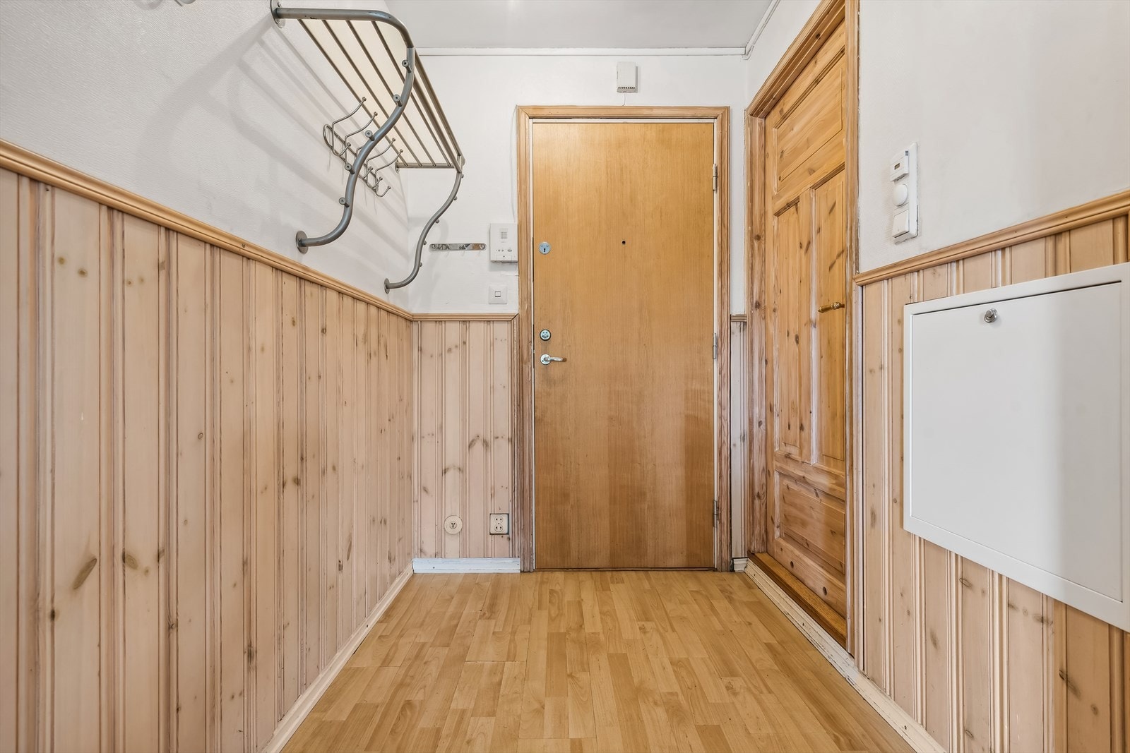 Praktisk entré med plass til å sette skoene og henge yttertøyet. Galleribilde