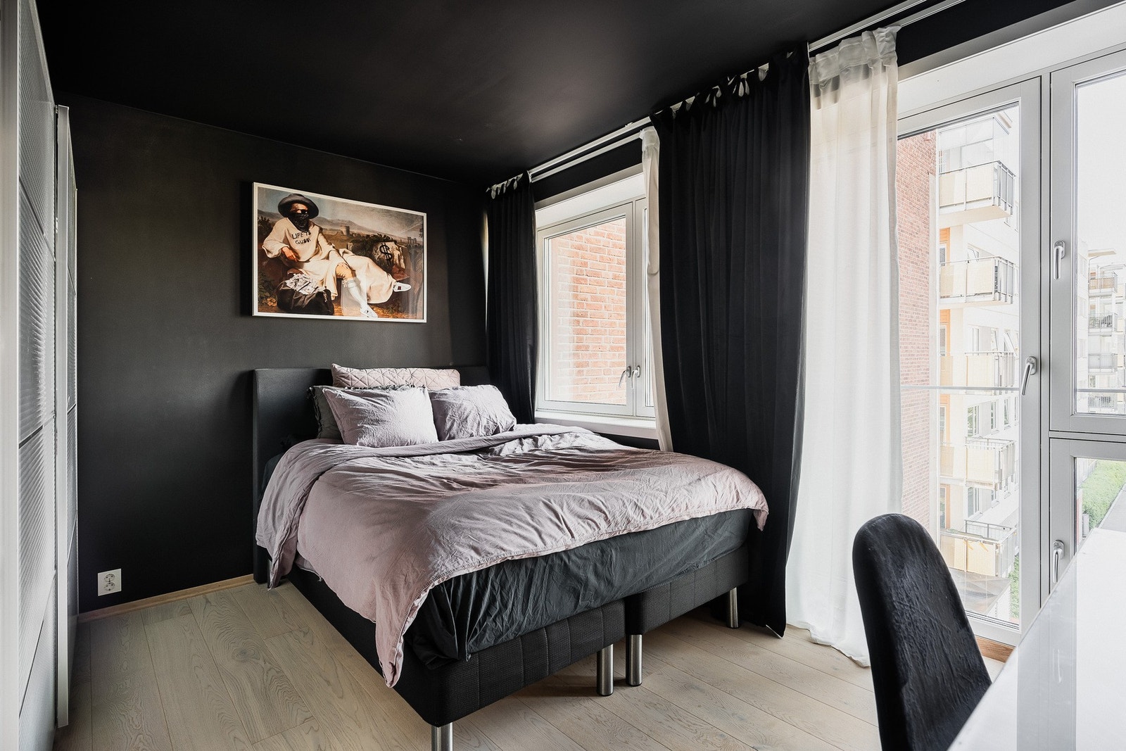 Flott hovedsoverom med luftig atmosfære. Galleribilde