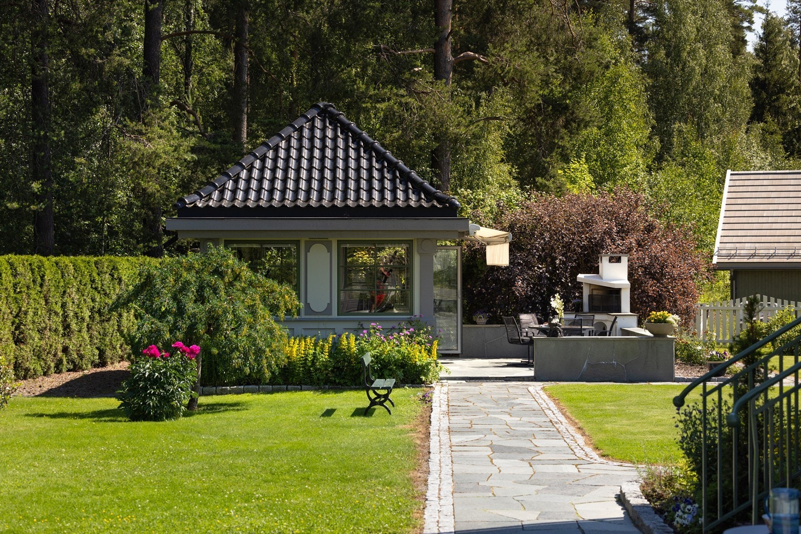 Lysthus med utepeis Galleribilde