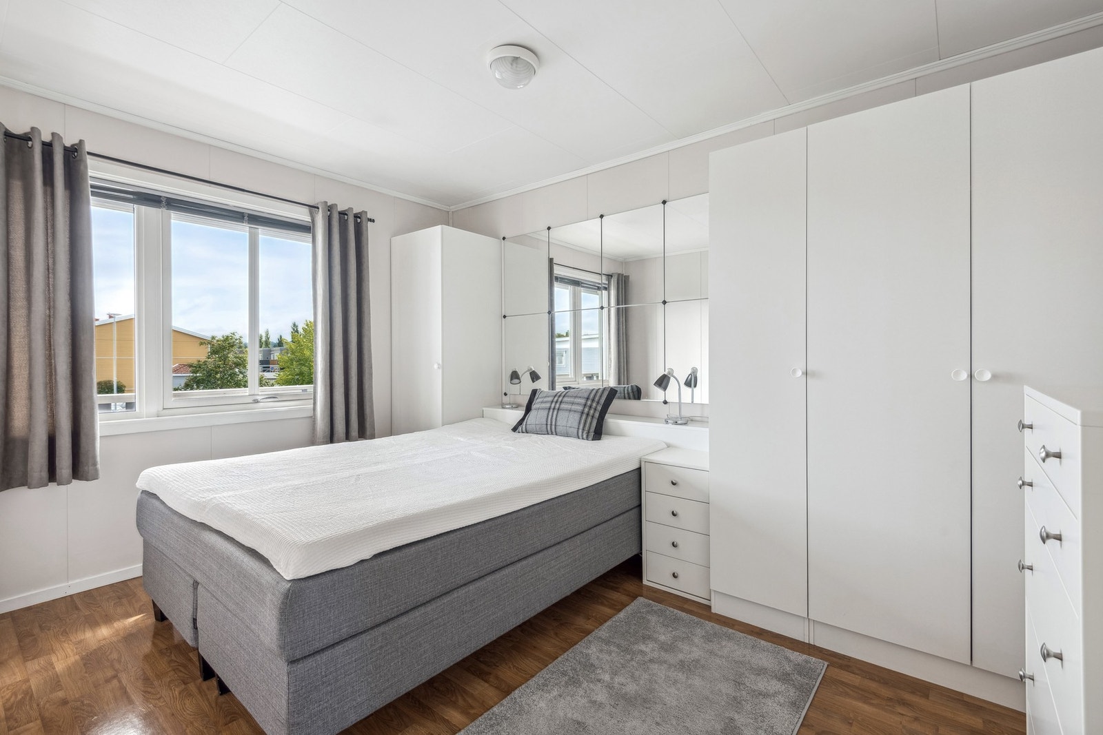 Stort hovedsoverom med mye garderobe Galleribilde