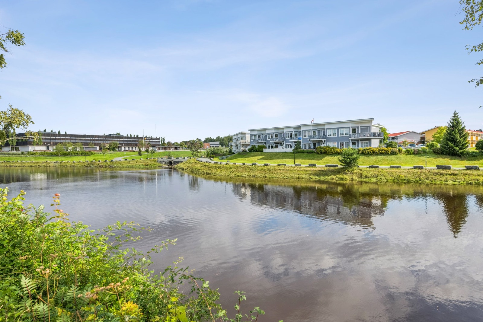 Leiligheten ligger like utenfor Levanger sentrum, med front ut mot Levangerelva. Galleribilde