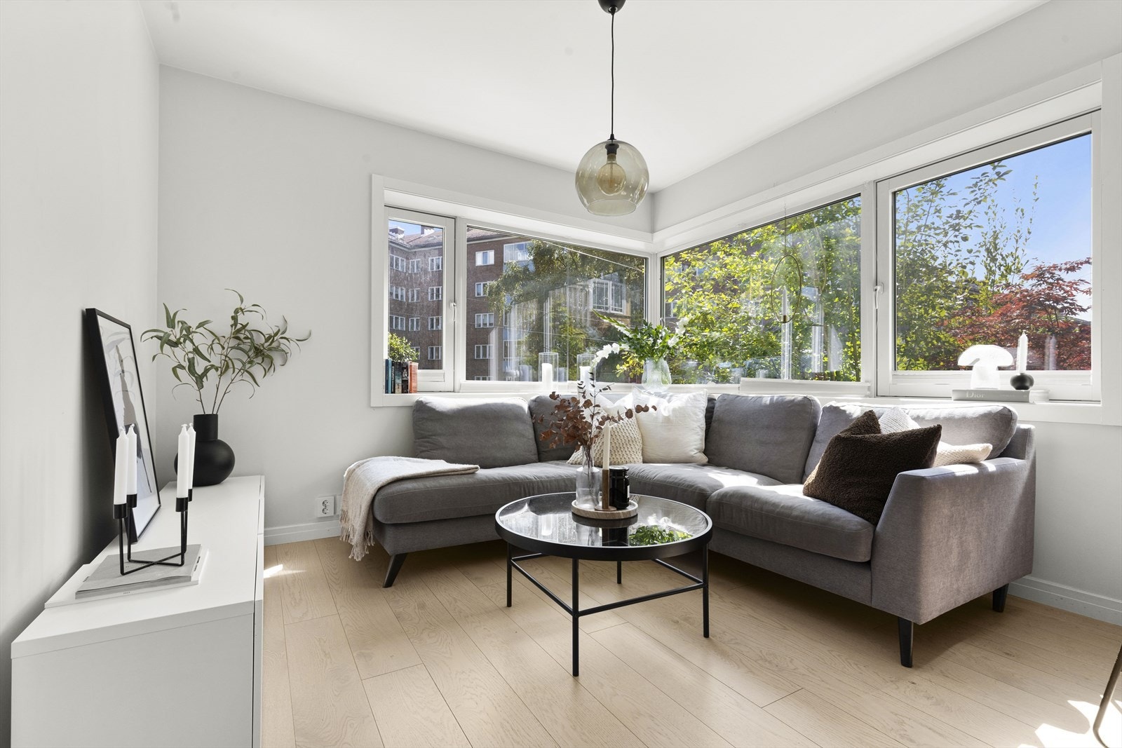 Romslig og lys stue med god plass til sofa, tv-møbler og spisebord Galleribilde