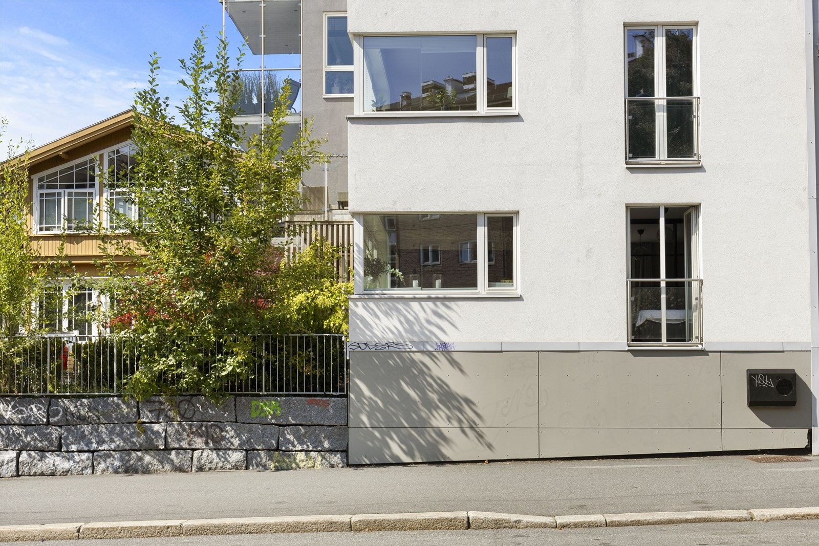 Sameier har en felles parkeringsplass med lader, fra kl. 21 -09. Her er det førstemann til møllaprinsippet. Galleribilde