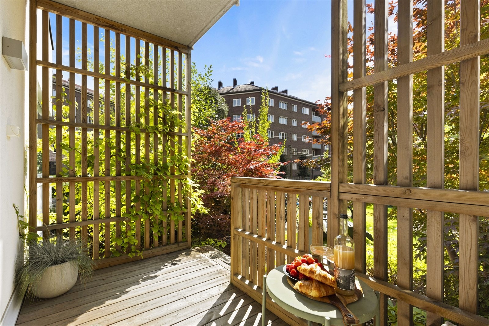 Flott sørvest-vendt terrasse på ca. 5m² med plass til ulike utemøbler Galleribilde