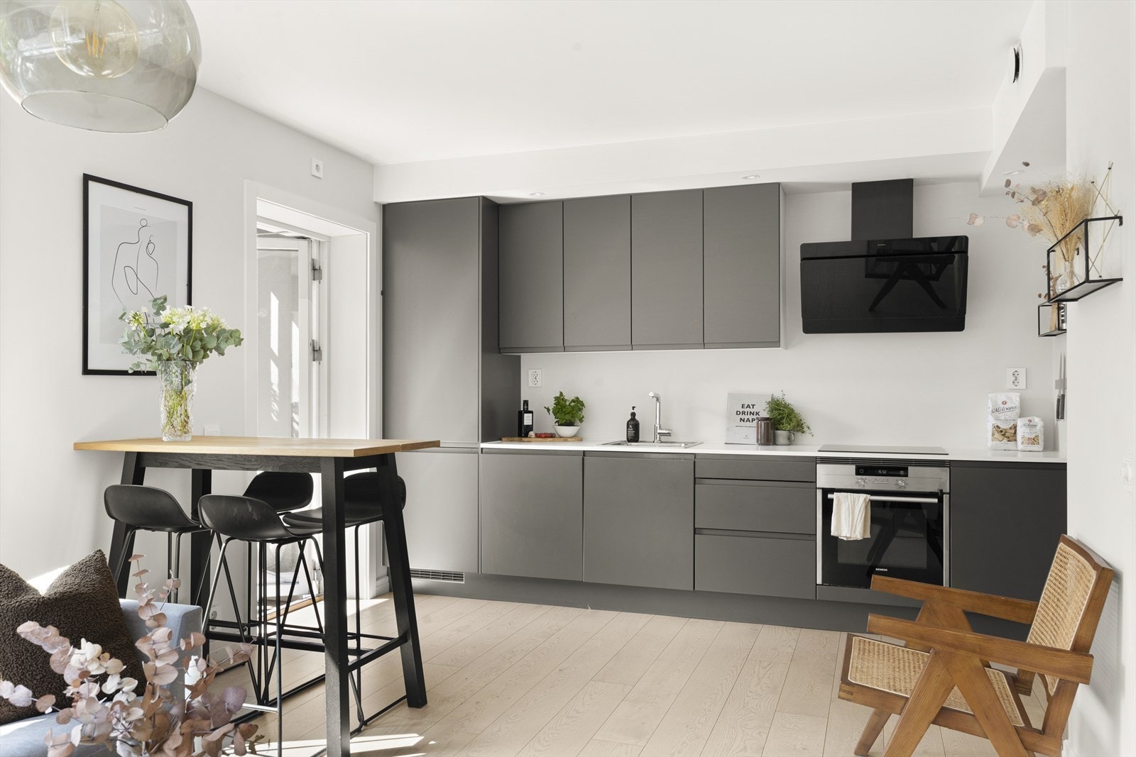 Stilrent Sigdal-kjøkken fra 2018 med integrerte hvitevarer Galleribilde