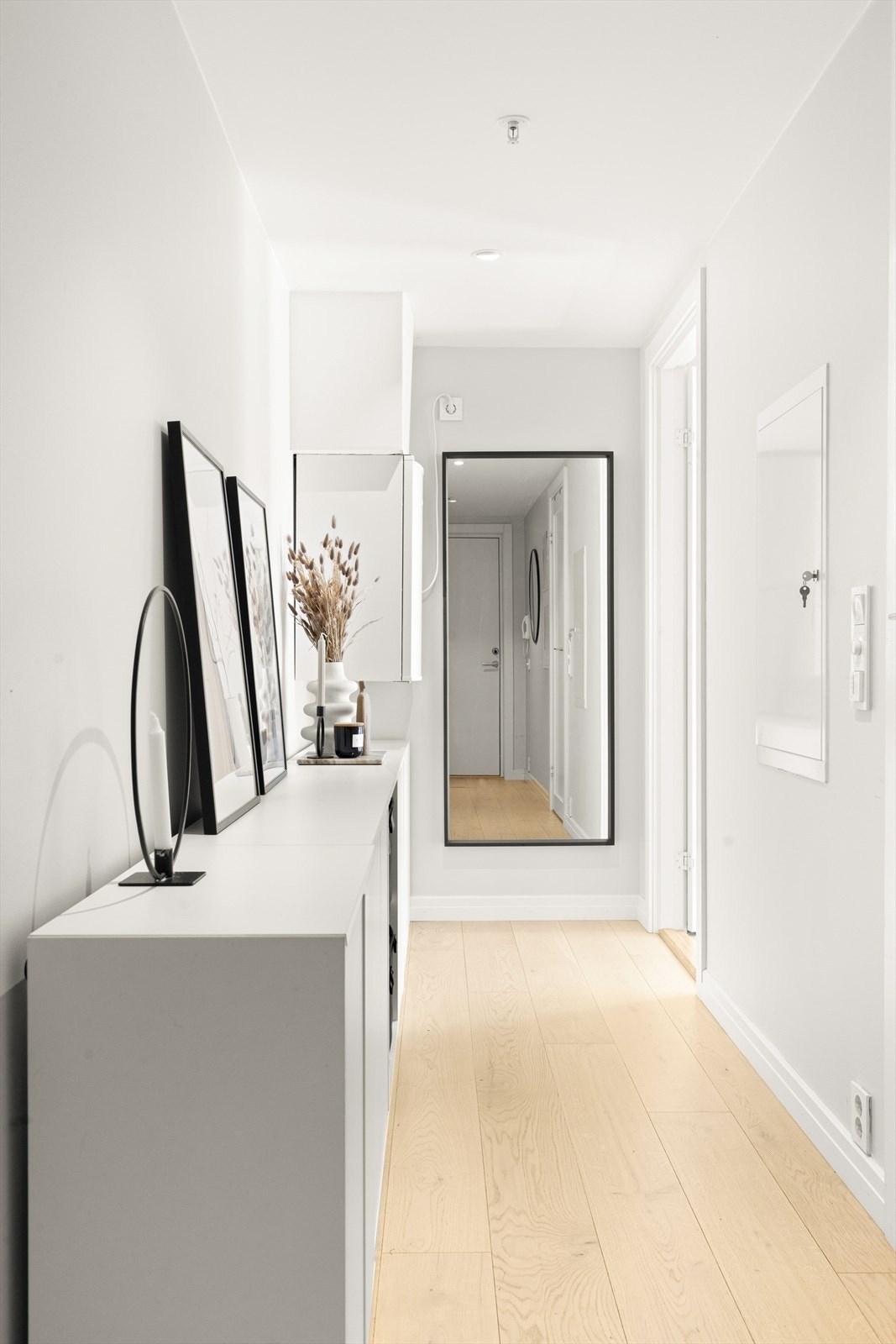 Innbydende entré med plass til å henge fra seg yttertøy og sko Galleribilde