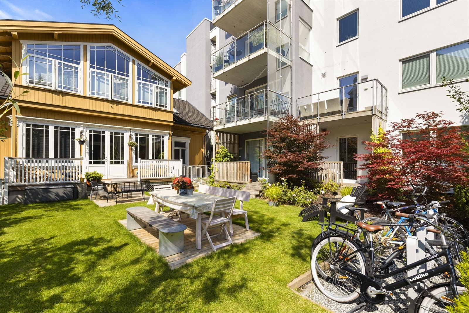 Fra stuen/kjøkkenet er det utgang til en flott markterrasse og en idyllisk felleshage. Galleribilde
