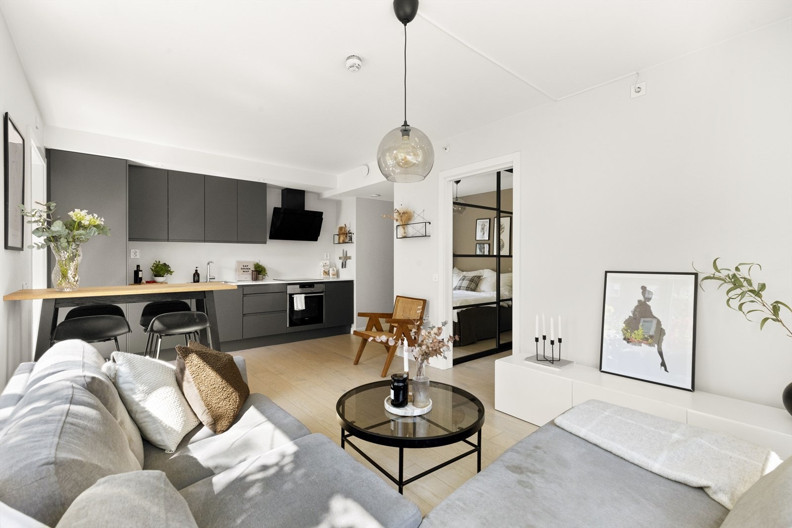 Stuen og kjøkkenet ligger i en åpen og sosial løsning mot hverandre Galleribilde