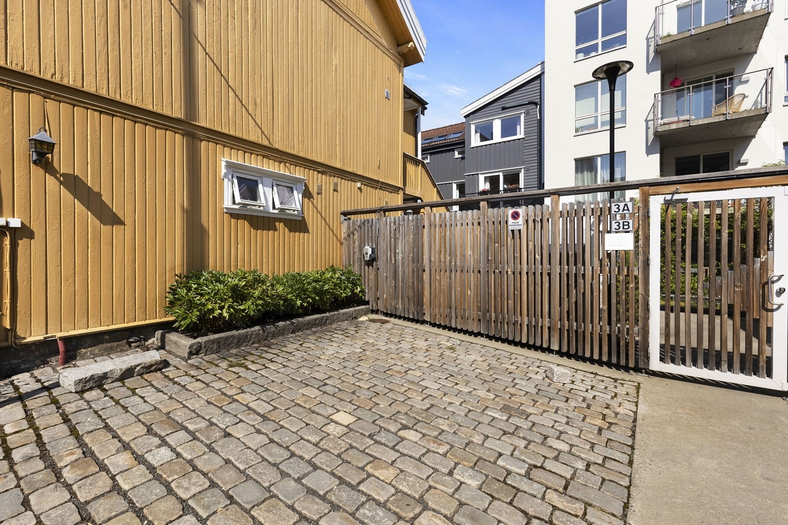 Sameiet disponerer felles parkeringsplass med elbil-lader som kan brukes av beboerne Galleribilde