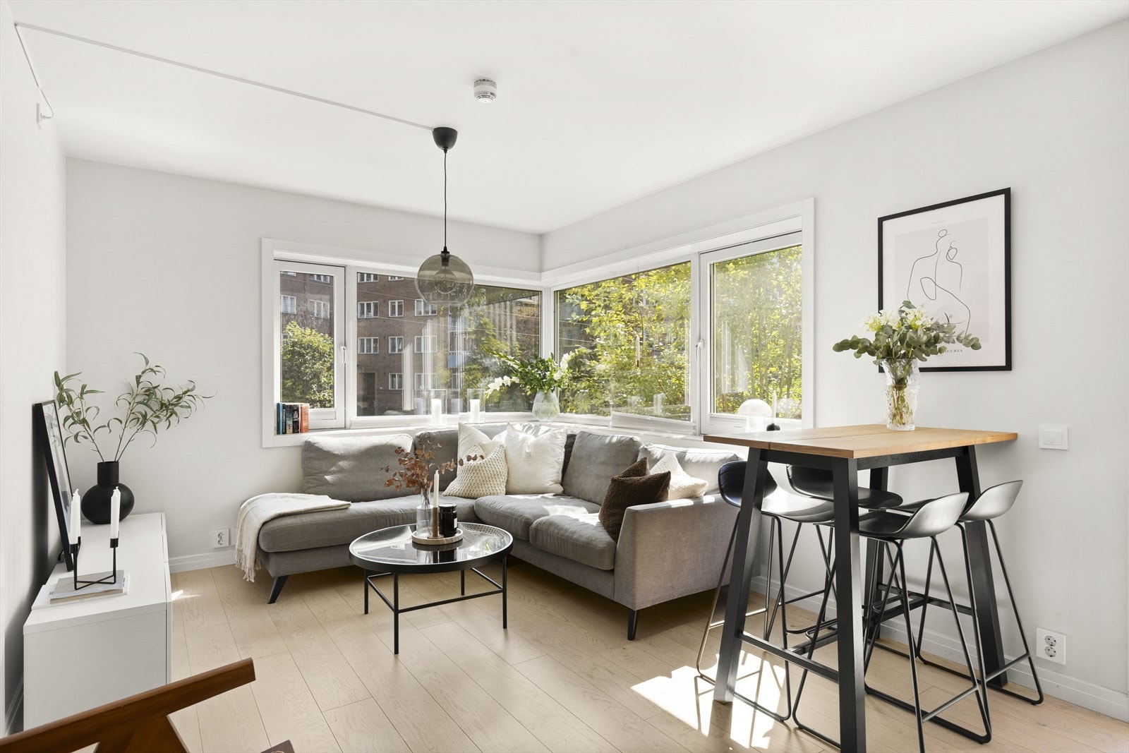 Det slippes godt inn med lys i rommet fra flere sider. Leiligheten har svært lave strømkostnader. Galleribilde