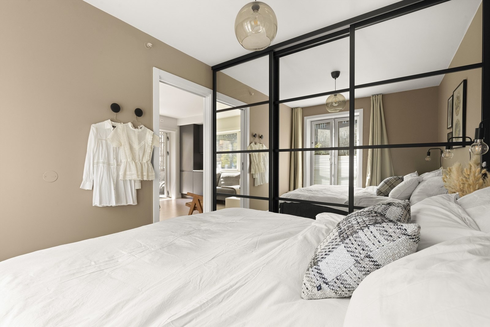 Det er godt med skapplass i plassbygd skyvedørsgarderobe med speilfronter Galleribilde