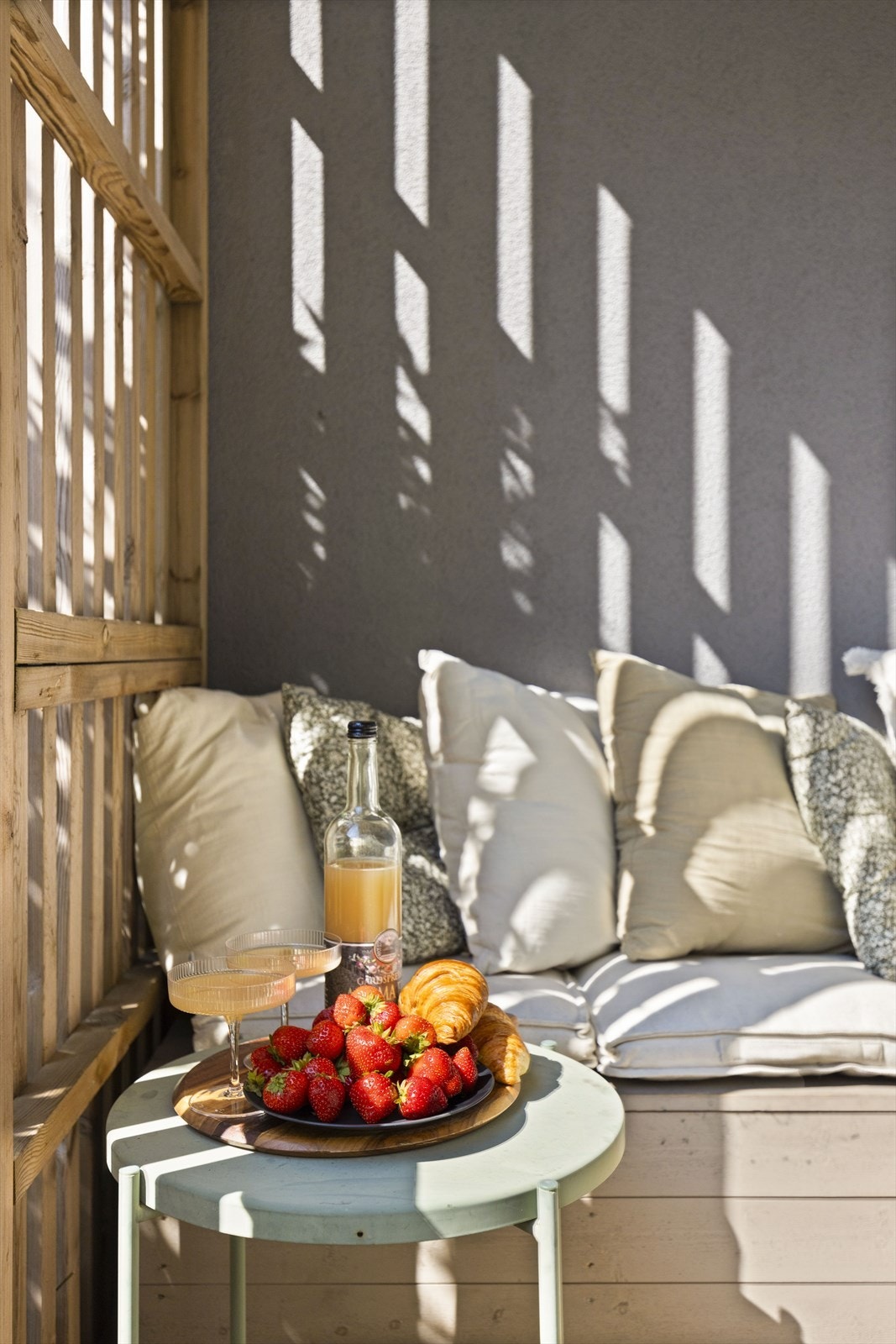 Flott plassbygd putekasse/sittebenk som ble bygd i 2020 Galleribilde