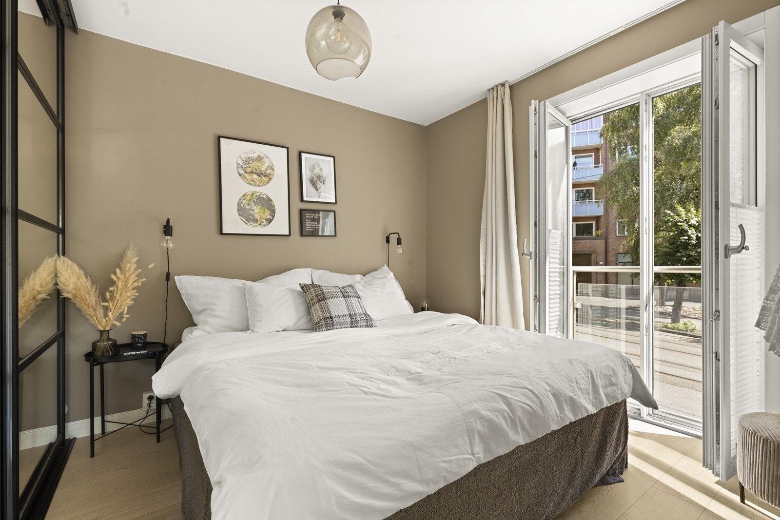 Romslig og lunt soverom med en flott fransk balkong Galleribilde