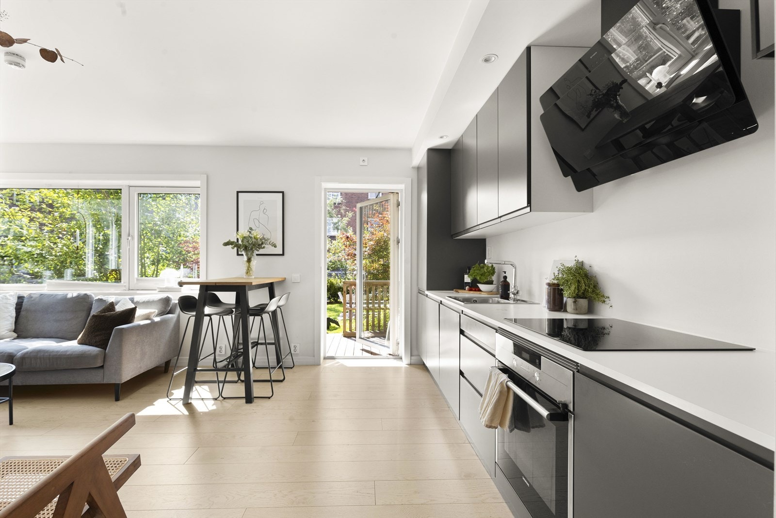 Velkommen til en strøken 2-roms selveierleilighet med tilgang til stor felleshage - Hammerfestgata 1 B presenteres av Caroline Ephraim i Nordvik. Galleribilde