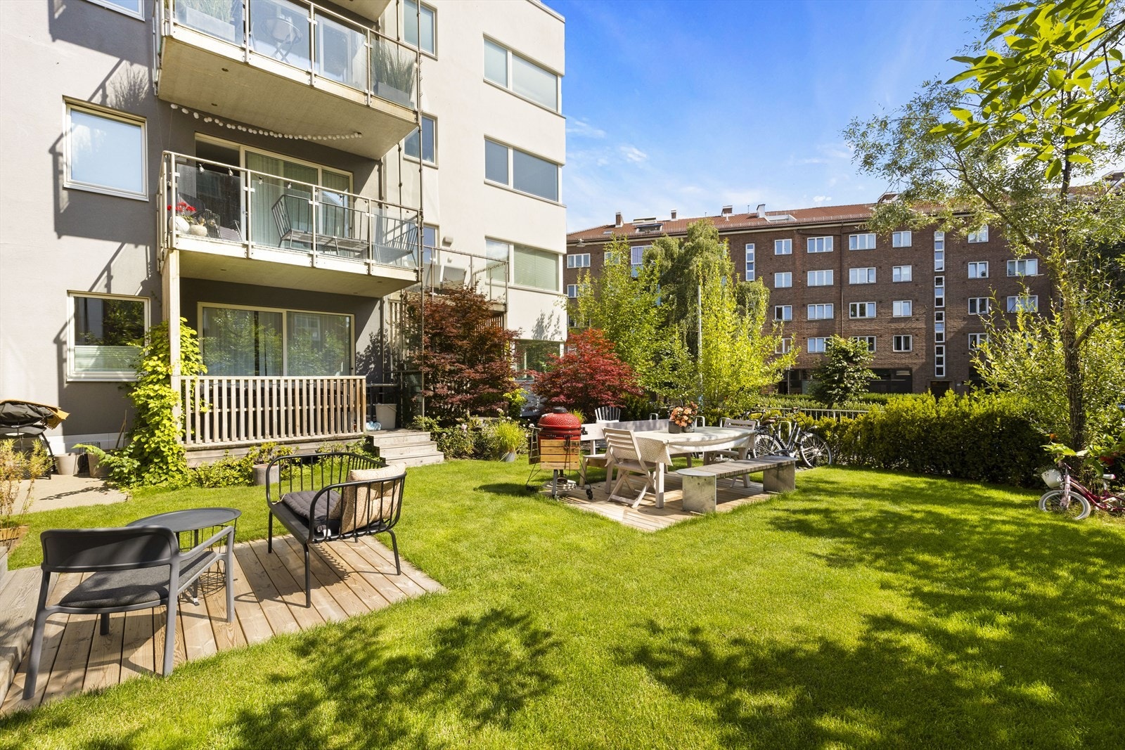 Terrassen og hagen er sørvestvendt. Galleribilde