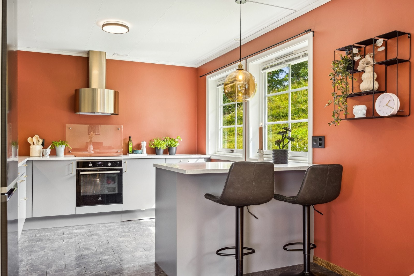 Åpen kjøkkenløsning med kjøkkenøy. Galleribilde