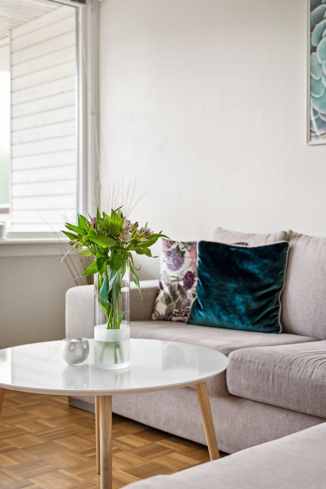 Den er lys og luftig med god plass til sofagruppe, TV-seksjon og annet ønsket møblement. Galleribilde