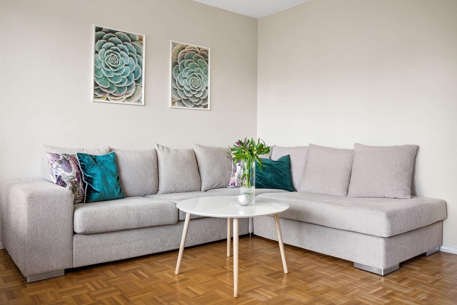 Store vinduer sørger for flotte lysforhold. Galleribilde