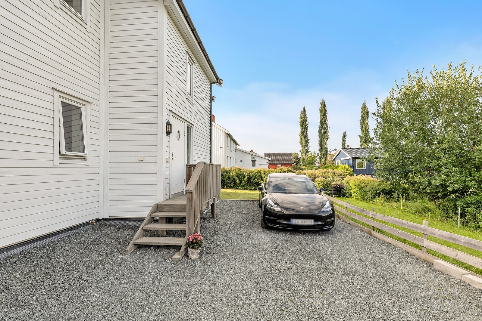 Parkering på oppstillingsplasser på tomt. Selger opplyser at det er lagt opp elbillader på plassen leiligheten disponerer. Galleribilde