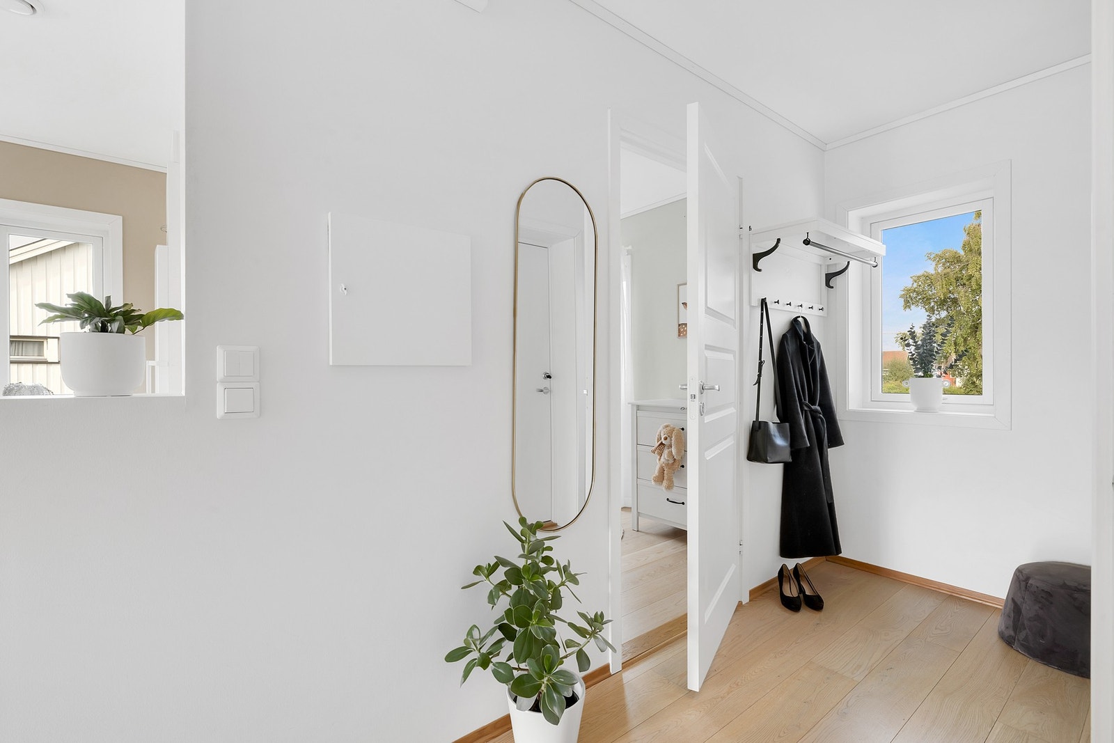 Gang med mye plass til sko og ytterklær. Boligen har lave felleskostnader på kun kr 1000,- i mnd. Galleribilde