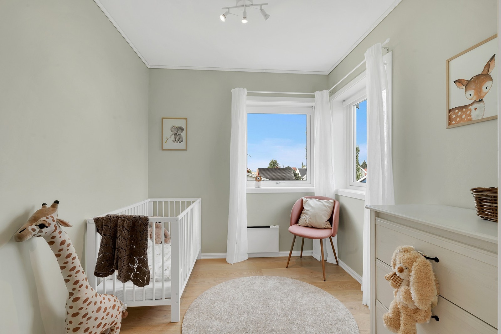 På barnerommet har man god plass til seng, skrivepult og garderobe. Galleribilde