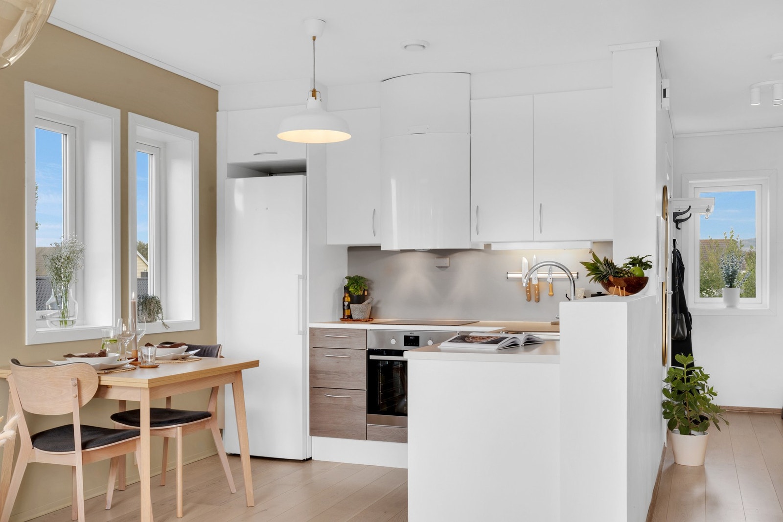 Alle hvitevarer følger handelen. Leiligheten har balansert ventilasjon med varmegjenvinning. Dette bidrar til både et sunt inneklima og lavere energikostnader. Galleribilde