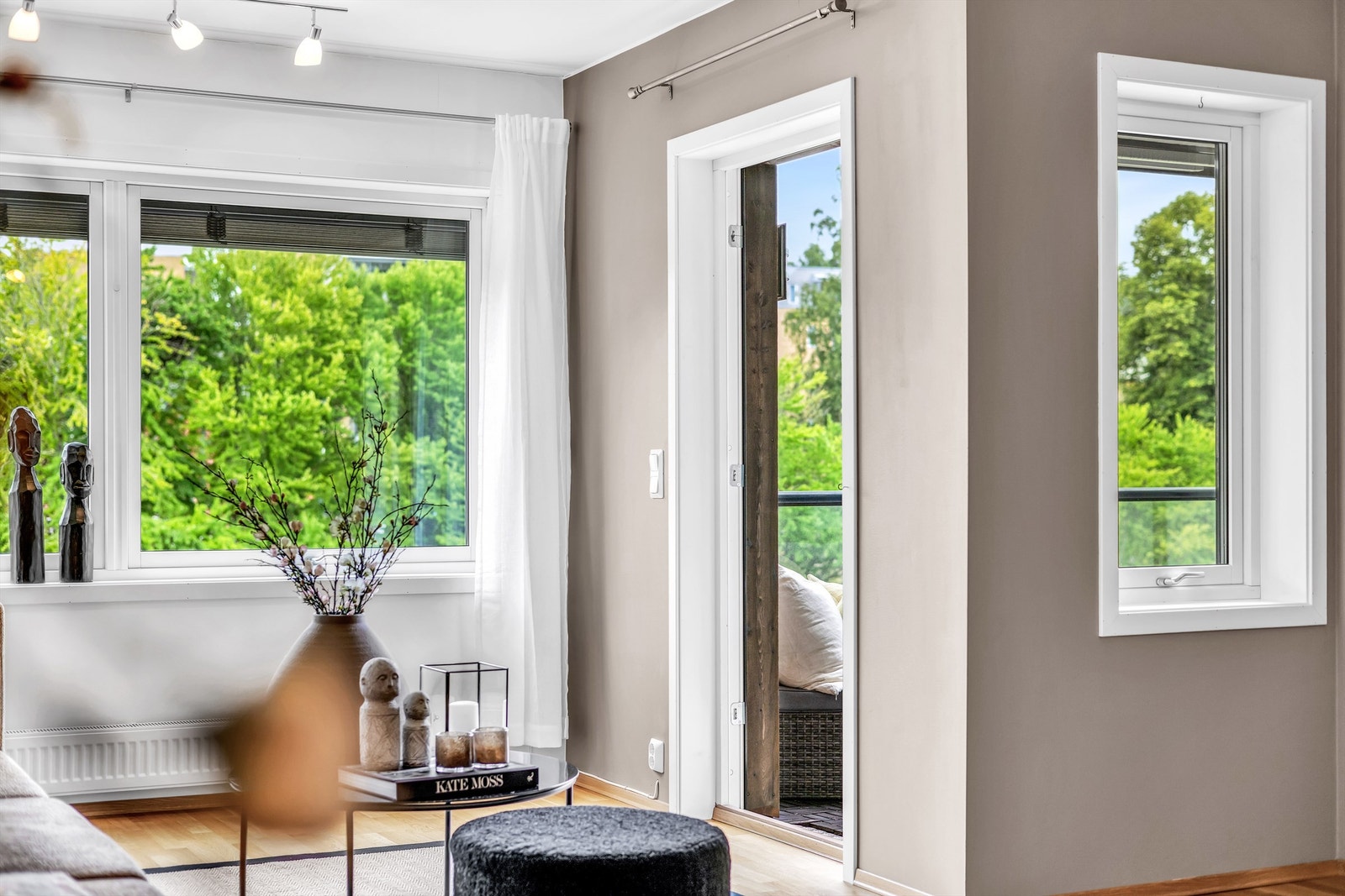 Vi går ut på balkongen. Galleribilde
