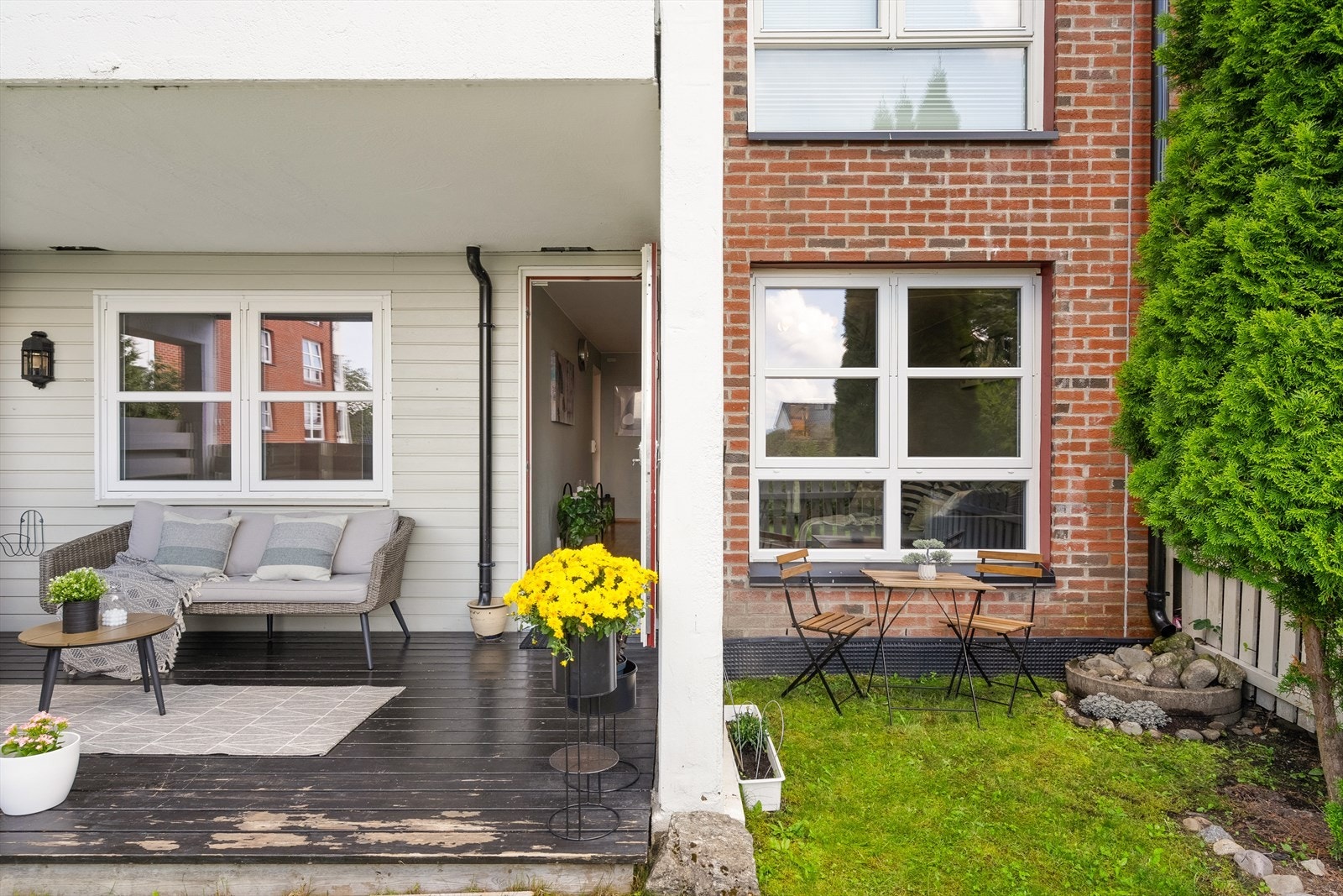 Terrasse og hage, ikke verst! Galleribilde