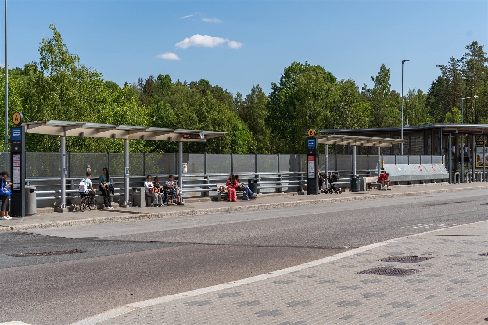 God offentlig kommunikasjon med både busser og tog. Med en togtur fra Holmlia stasjon tar det ca. 10 minutter til Oslo S. Galleribilde