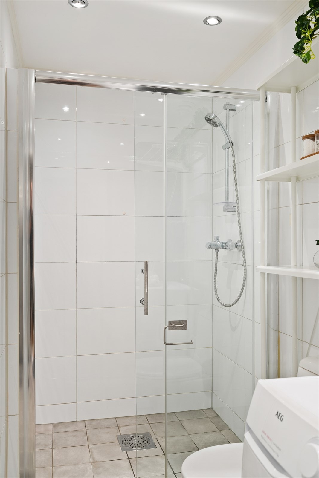 Gulvet er belagt med fliser og underliggende gulvvarme. Galleribilde