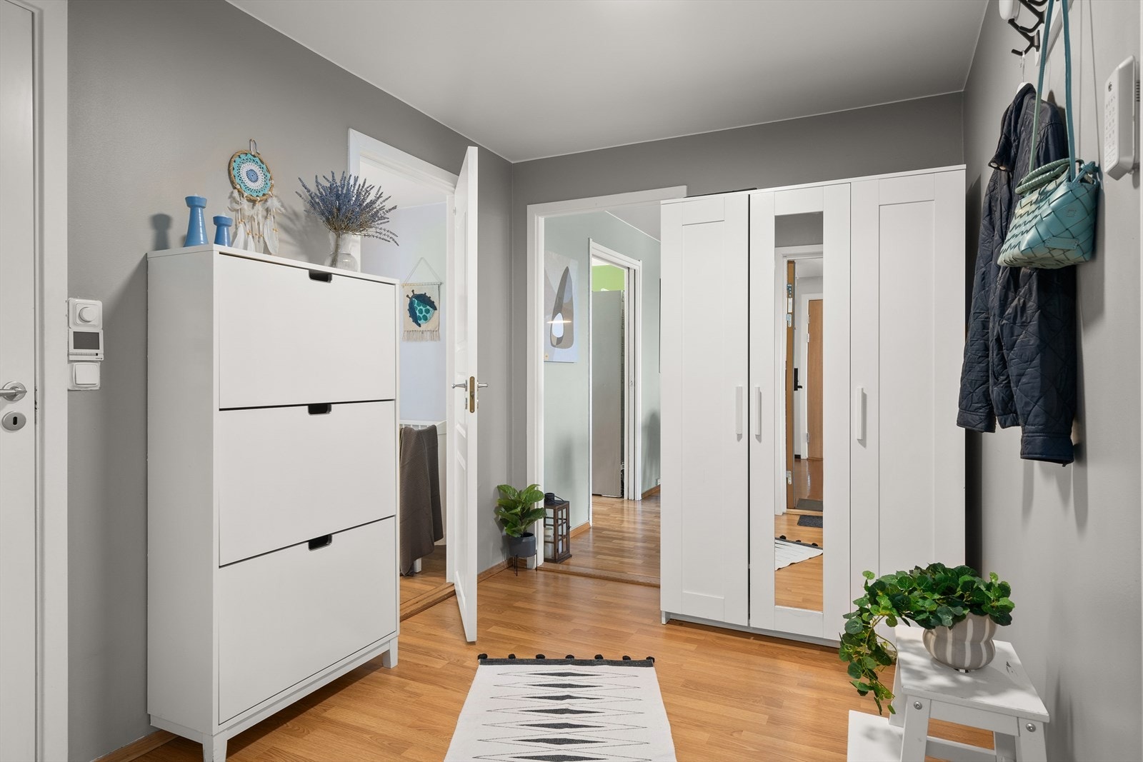 Romslig og praktisk entré! Her er det hyggelig å komme hjem. Galleribilde