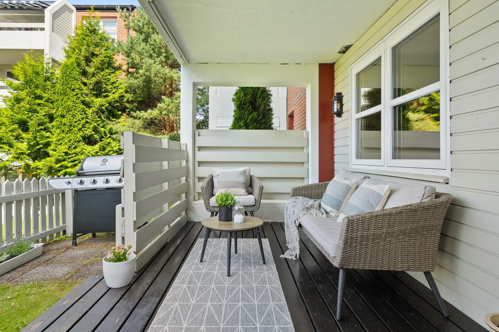 Terrassen er på ca. 9 m². Det er tilhørende hage utenfor terrasse på ca. 18 m². Galleribilde