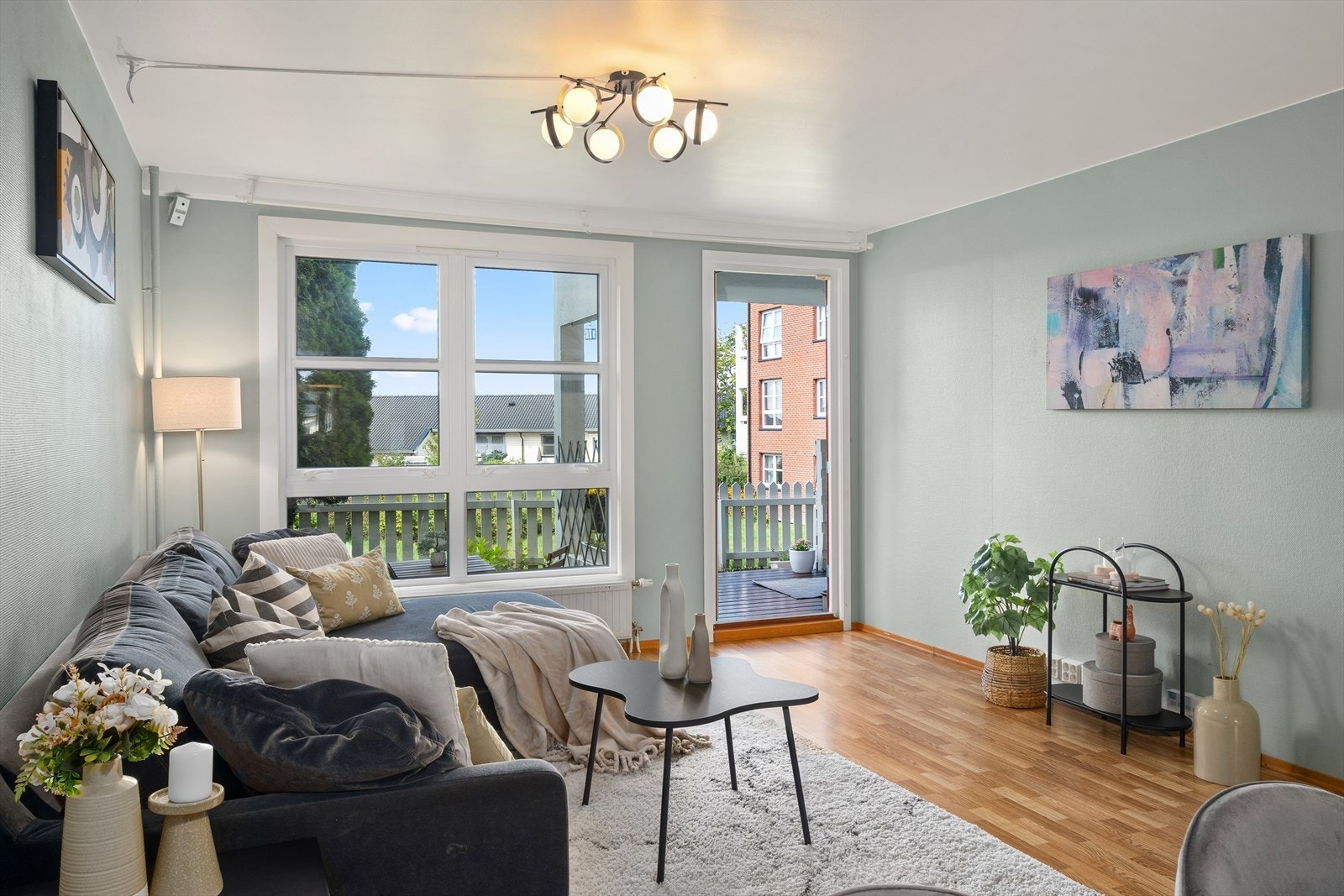 Med mye naturlig lys og grønne omgivelser rett utenfor, vil dere stortrives i denne boligen. Galleribilde