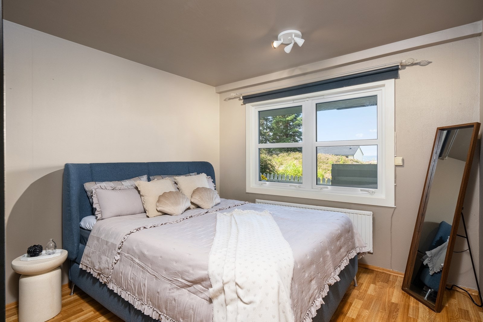 Leiligheten byr på to romslige soverom. Her er det god plass til ønsket innredning. Galleribilde