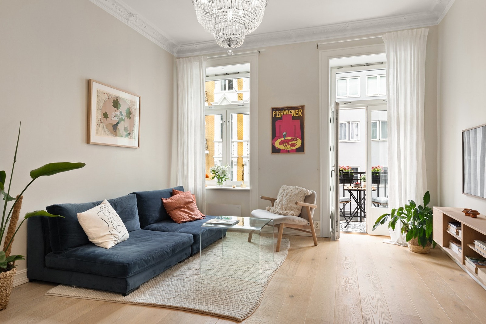 Hele leiligheten fikk ny enstavs eikeparkett i oppholdsrommene, og samtlige overflater ble oppusset med stor omsorg. Galleribilde