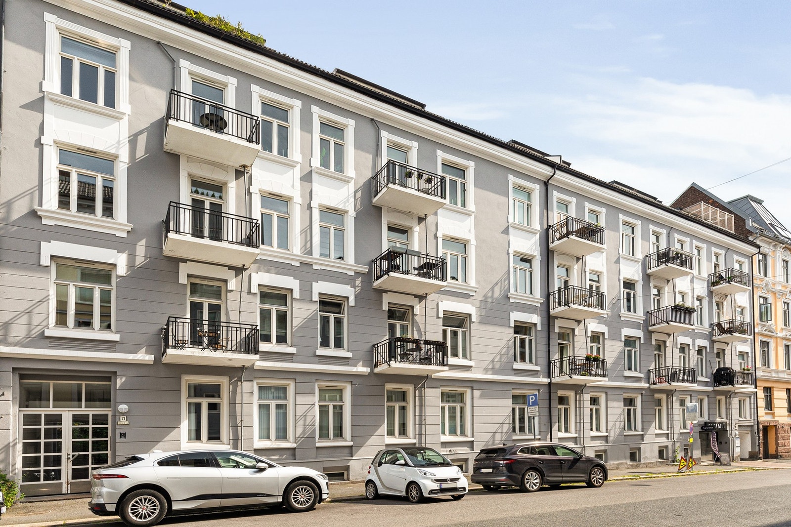 Eiendommen ligger i et fornemt, ettertraktet og tilbaketrukket strøk på beste Frogner i enveiskjørt gate. Galleribilde