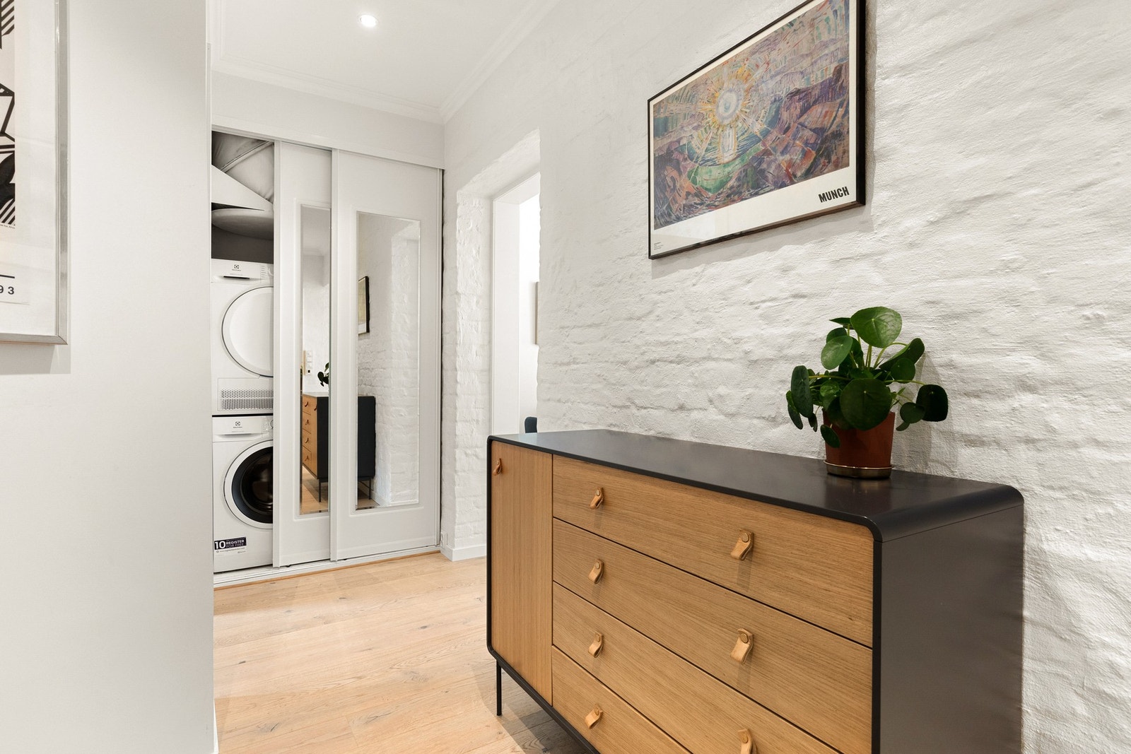 I gang har man praktisk utformet skyvedørsgarderobe med en egen plass for vaskemaskin og tørketrommel, og montert waterguard. Galleribilde