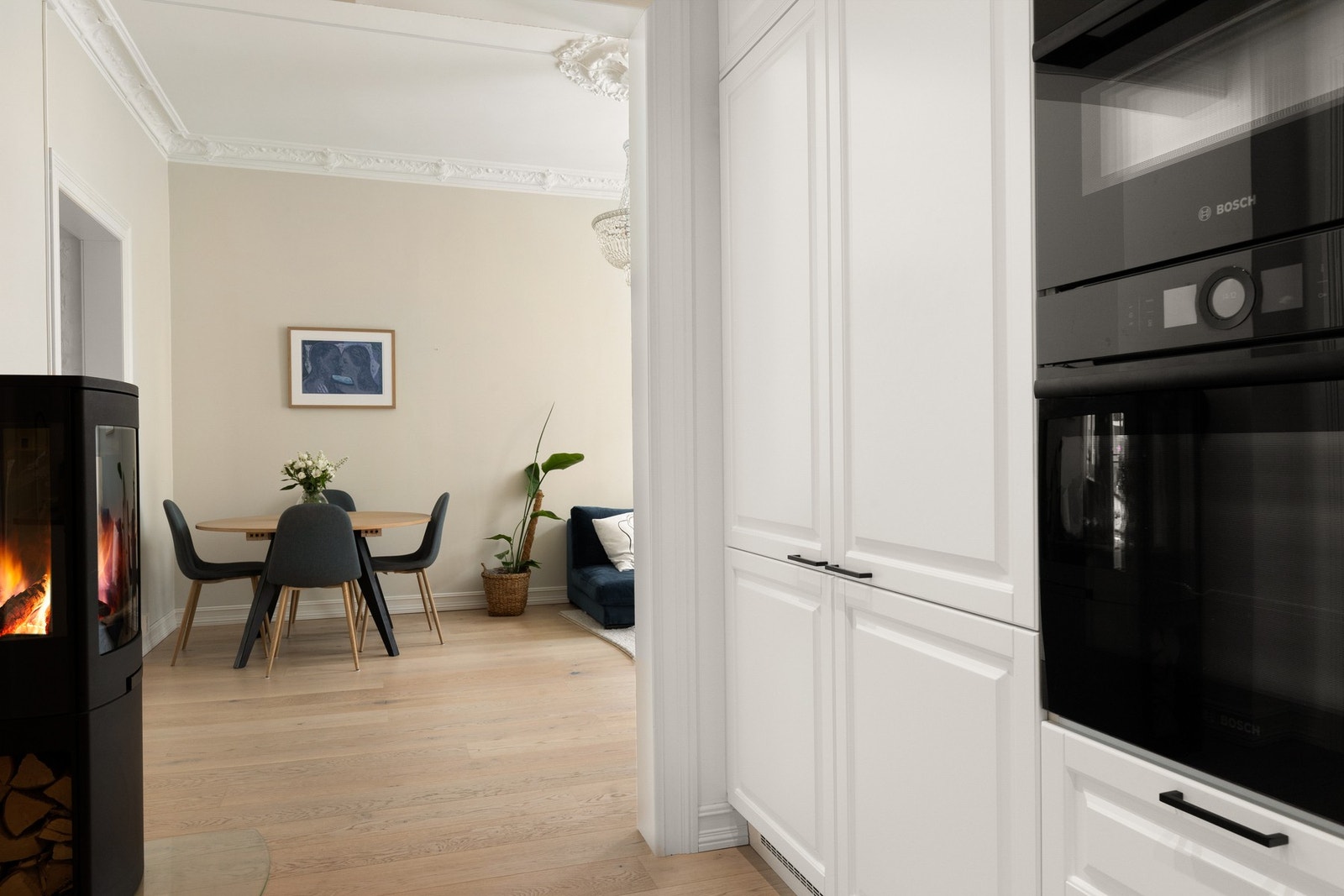 Kjøkkenet utnytter takhøyden til det fulle med innredning som strekker seg hele veien opp, noe som gir rikelig med oppbevaringsplass for alt du trenger. Galleribilde