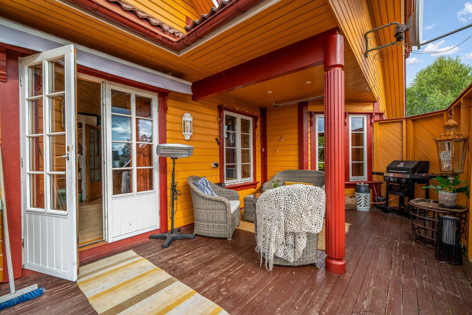 Delvis overbygget veranda utfra stua Galleribilde
