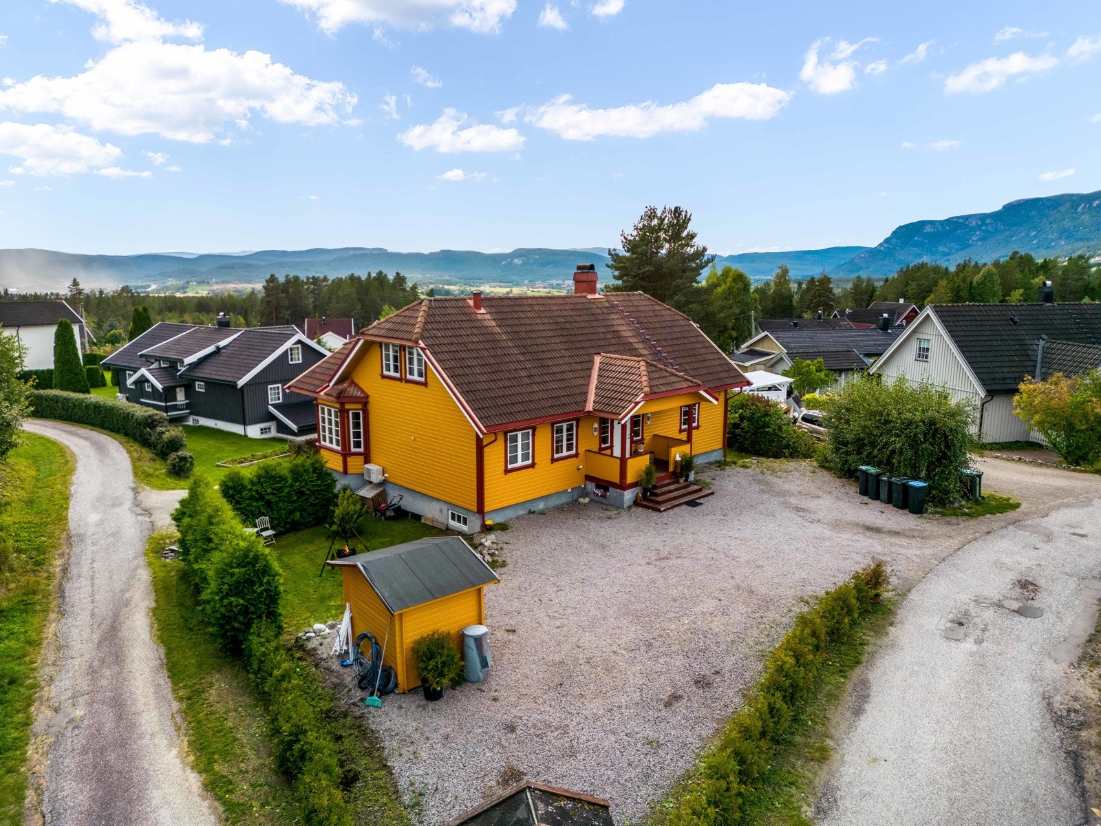 Romslig enebolig med leilighet i u. etg. Galleribilde