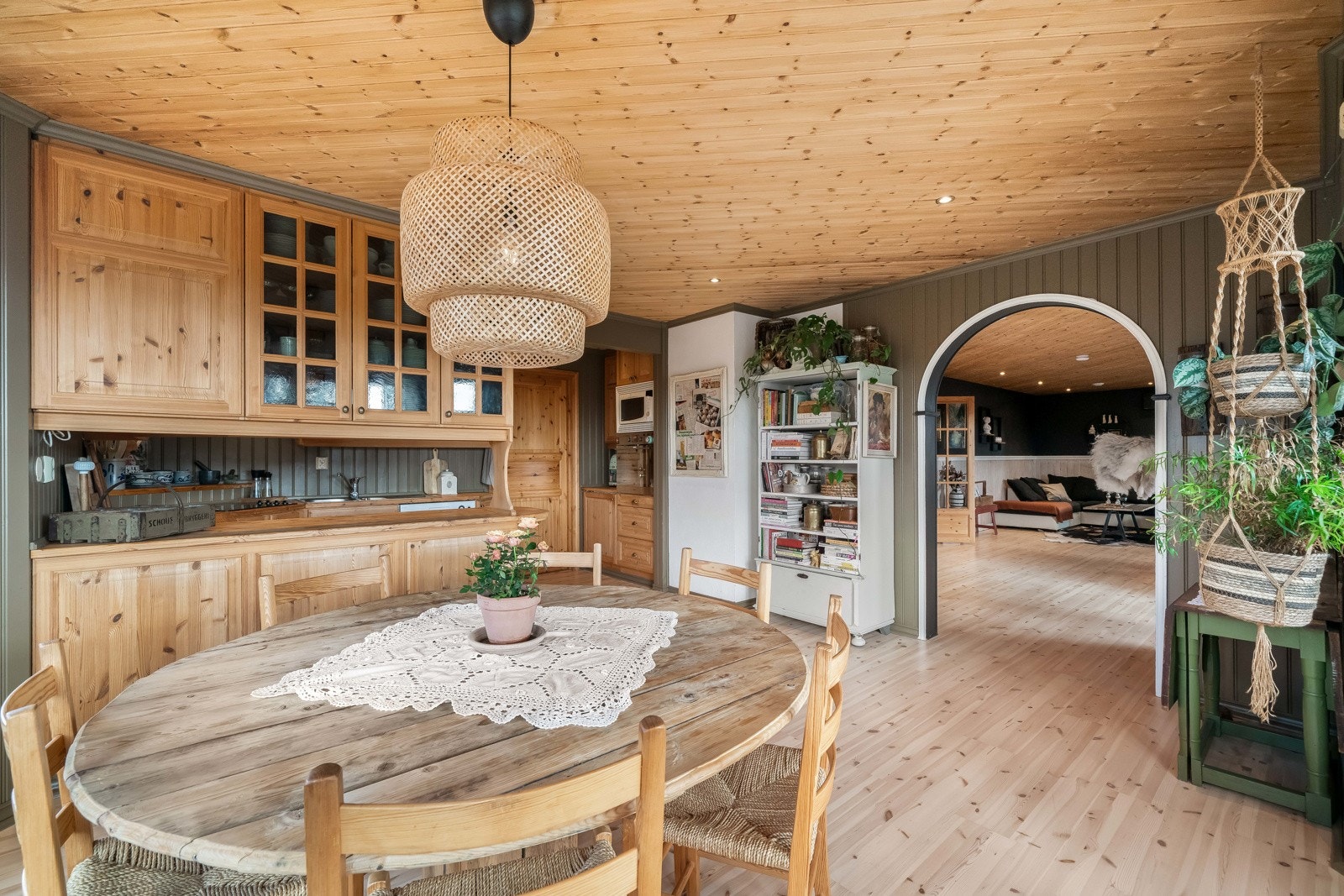 Delvis åpent inn til stua Galleribilde