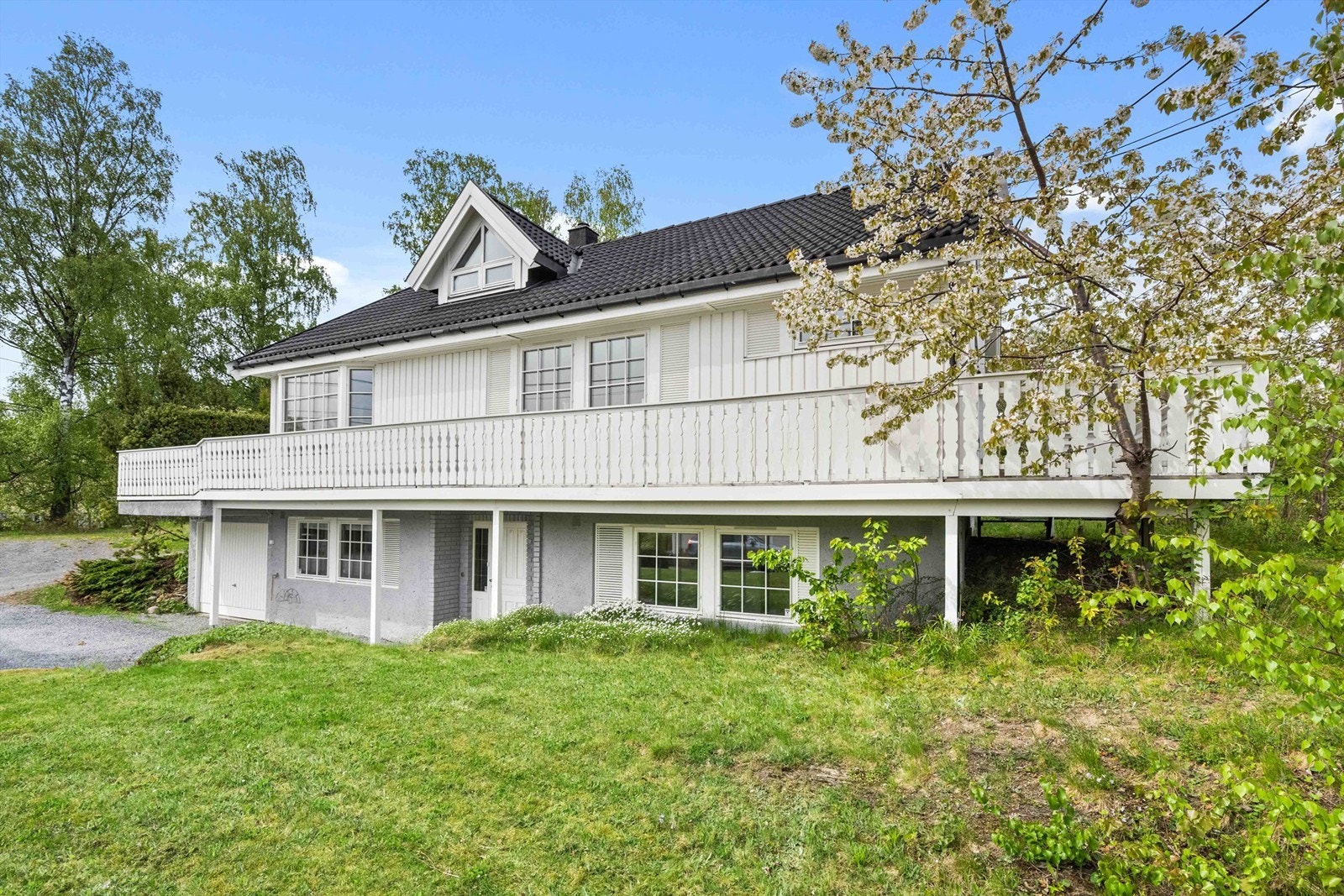 Boligen er over tre plan og har en stor terrasse rundt deler av huset som gir gode uteområder hvor varme dager kan nytes. Galleribilde