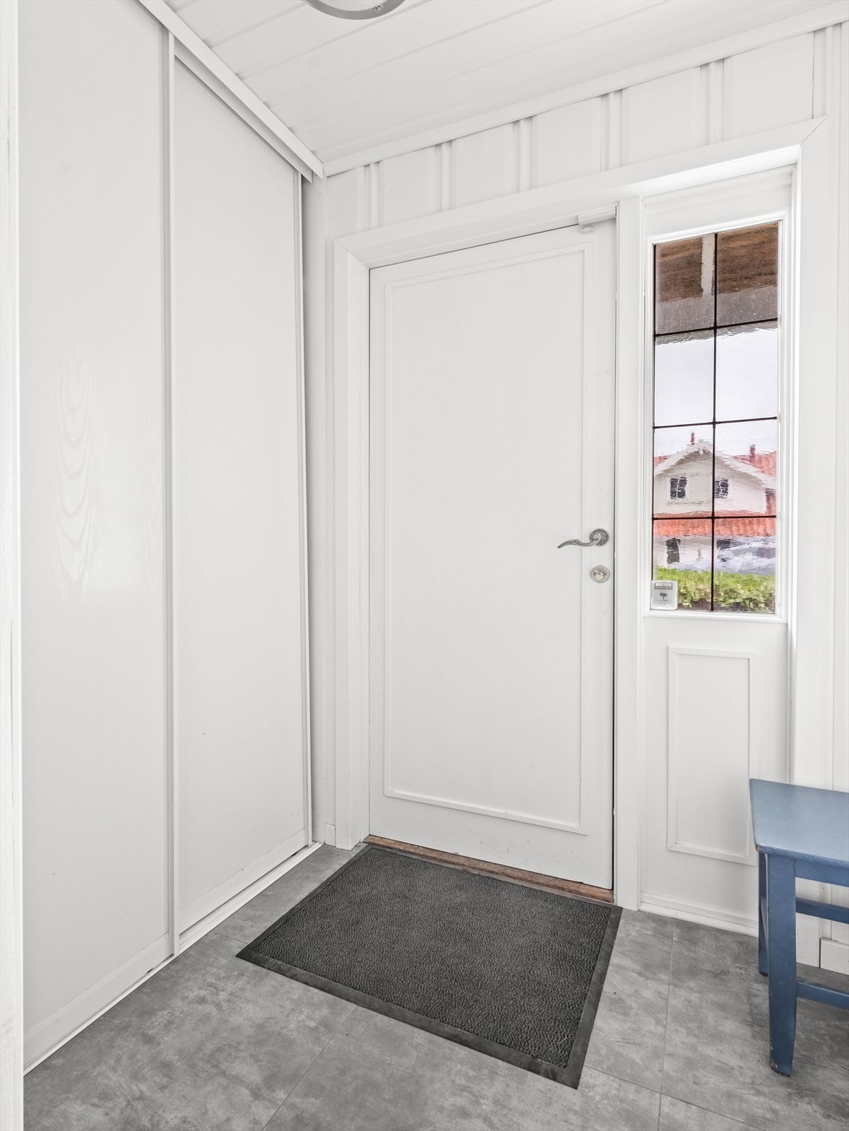 God plass til å henge fra seg yttertøy og sko. Galleribilde