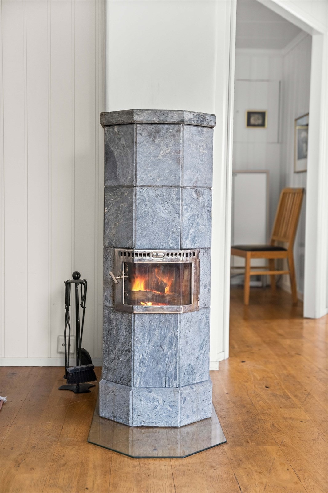 Peis i rommet som varmer på kaldere dager. Galleribilde