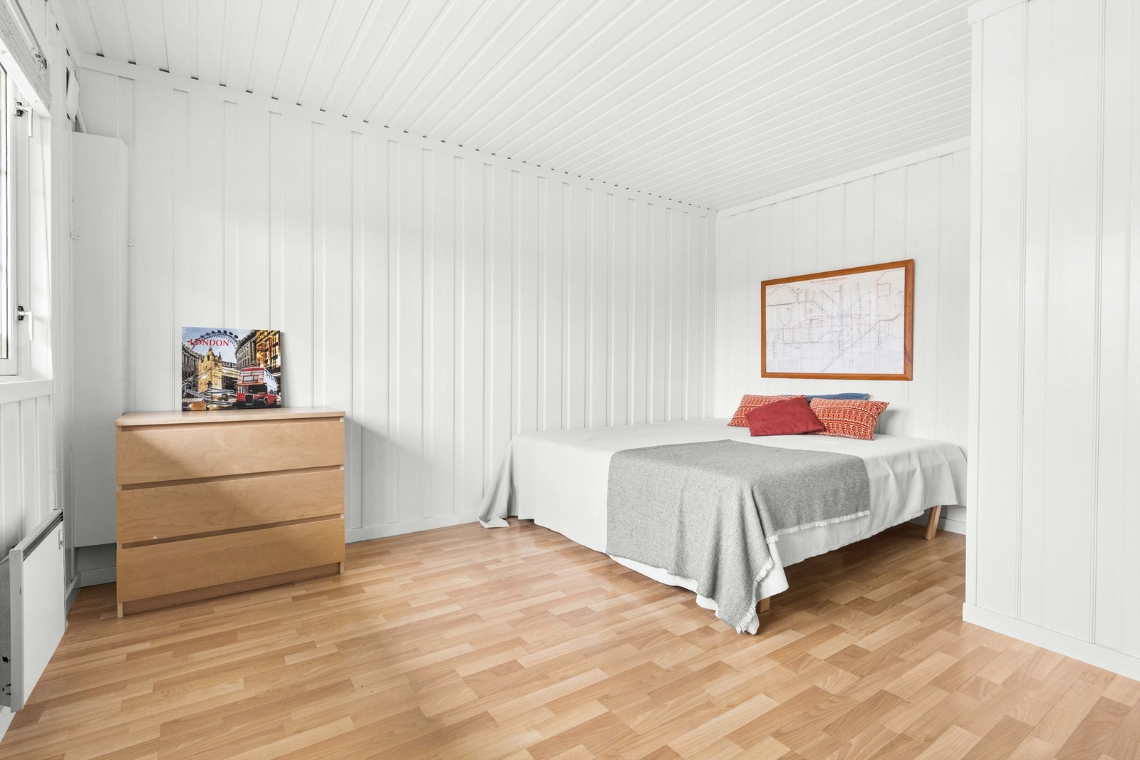 Romslige soverom med plass til seng, kommode, nattbord og annet etter eget behov. Galleribilde