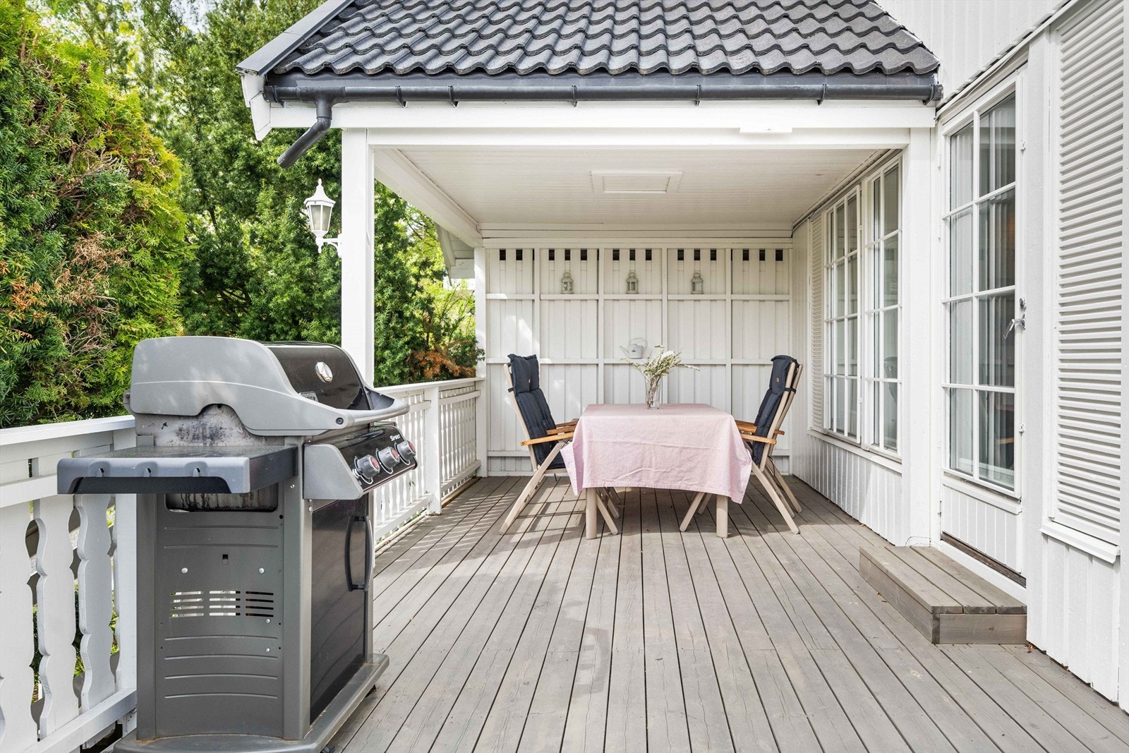 Overtaket på terrassen på vest siden er ikke godkjent av kommunen. Terrassens ytterste del på syd-øst siden er ikke godkjent av kommunen. Galleribilde