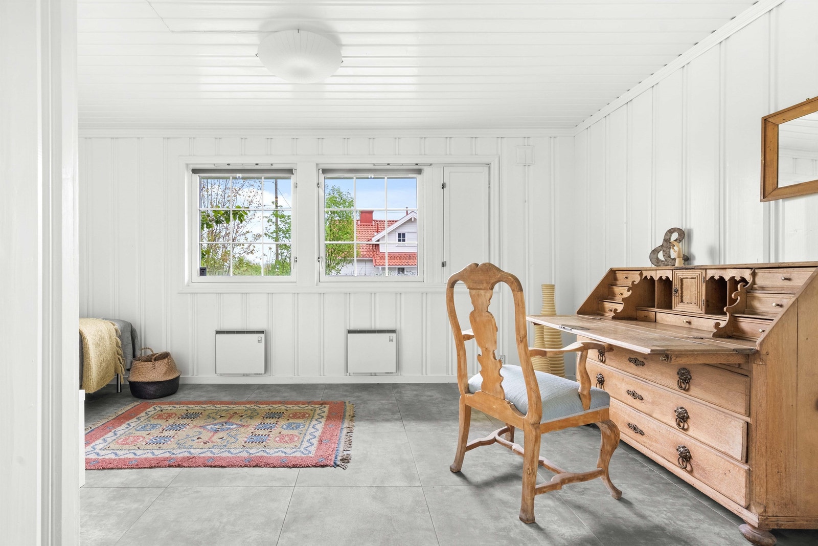 Lyse rom med store vinduer som gir naturlig lys inn. Galleribilde